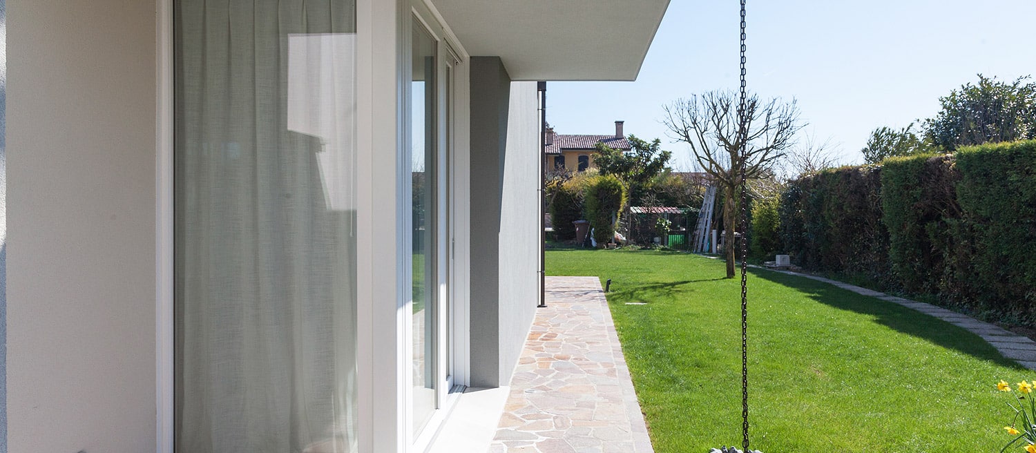 villa con giardino vetrata scorrevole con profili in pvc